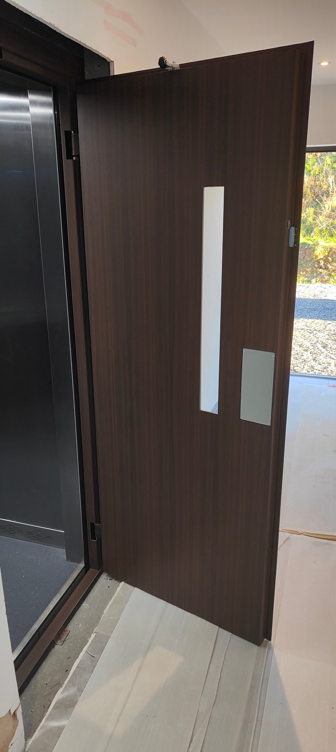 2x Swingdoor entrances